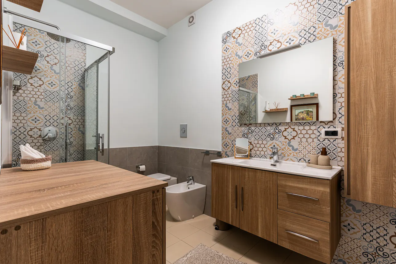Bagno con doccia e piastrelle decorate, Casador Vomero
