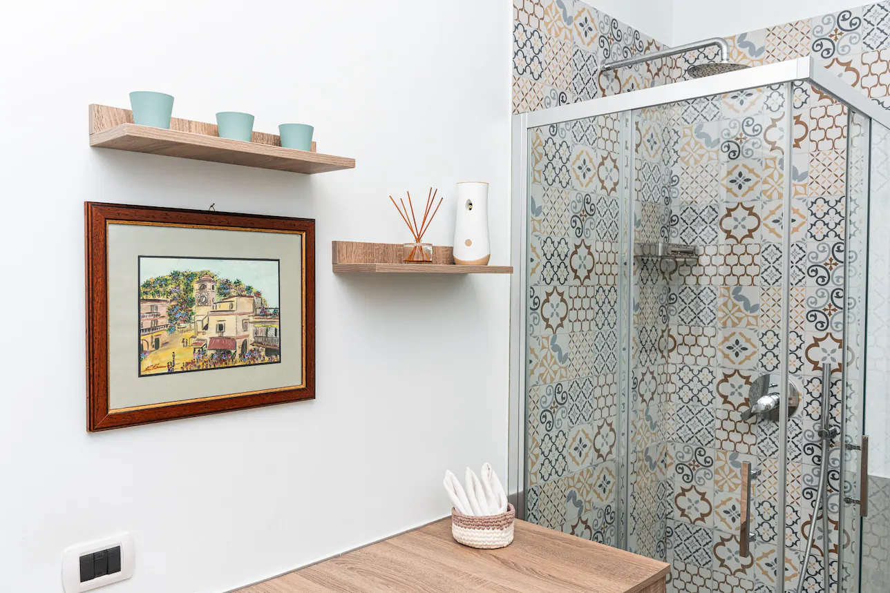 Bagno con doccia e lavatrice, Casador Vomero