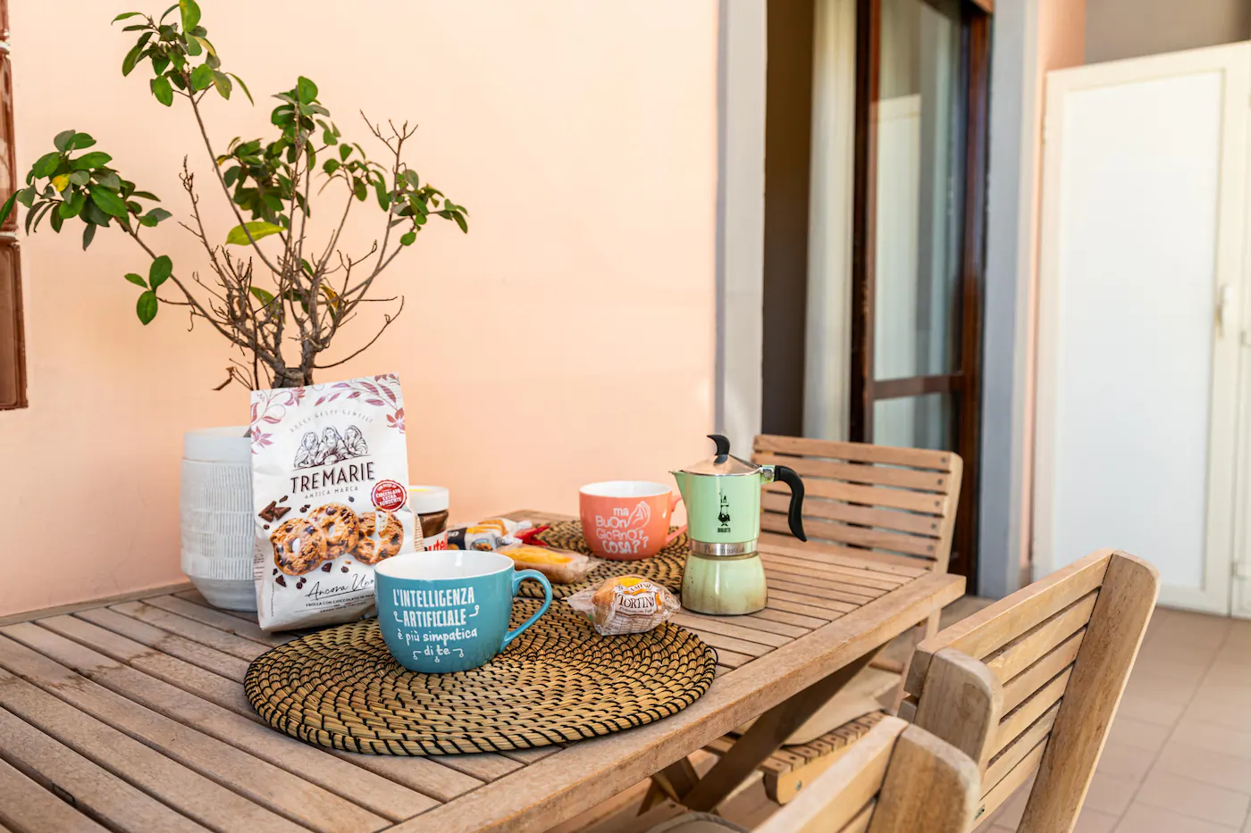 Balcone con tavolino, ideale per la colazione all'aperto
