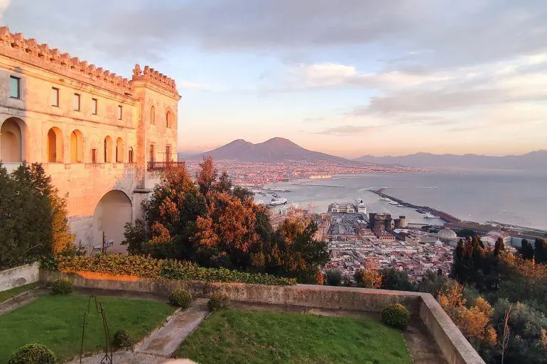 Il golfo di Napoli e il Vesuvio visti dal belvedere di San Martino