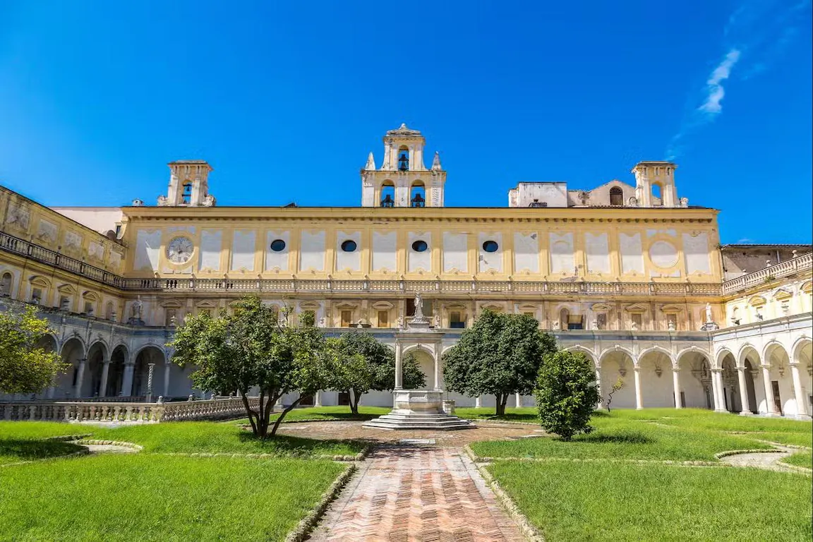 Il chiostro della Certosa di San Martino, a due passi dall'appartamento