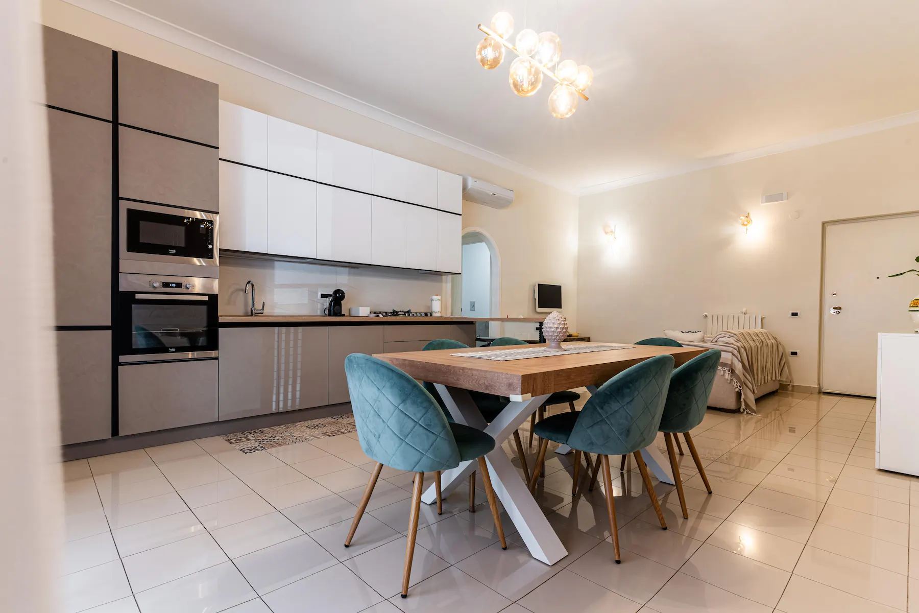 Cucina attrezzata con piano cottura, forno e microonde