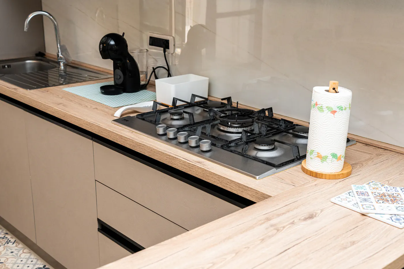 Cucina attrezzata con piano cottura e macchina del caffè