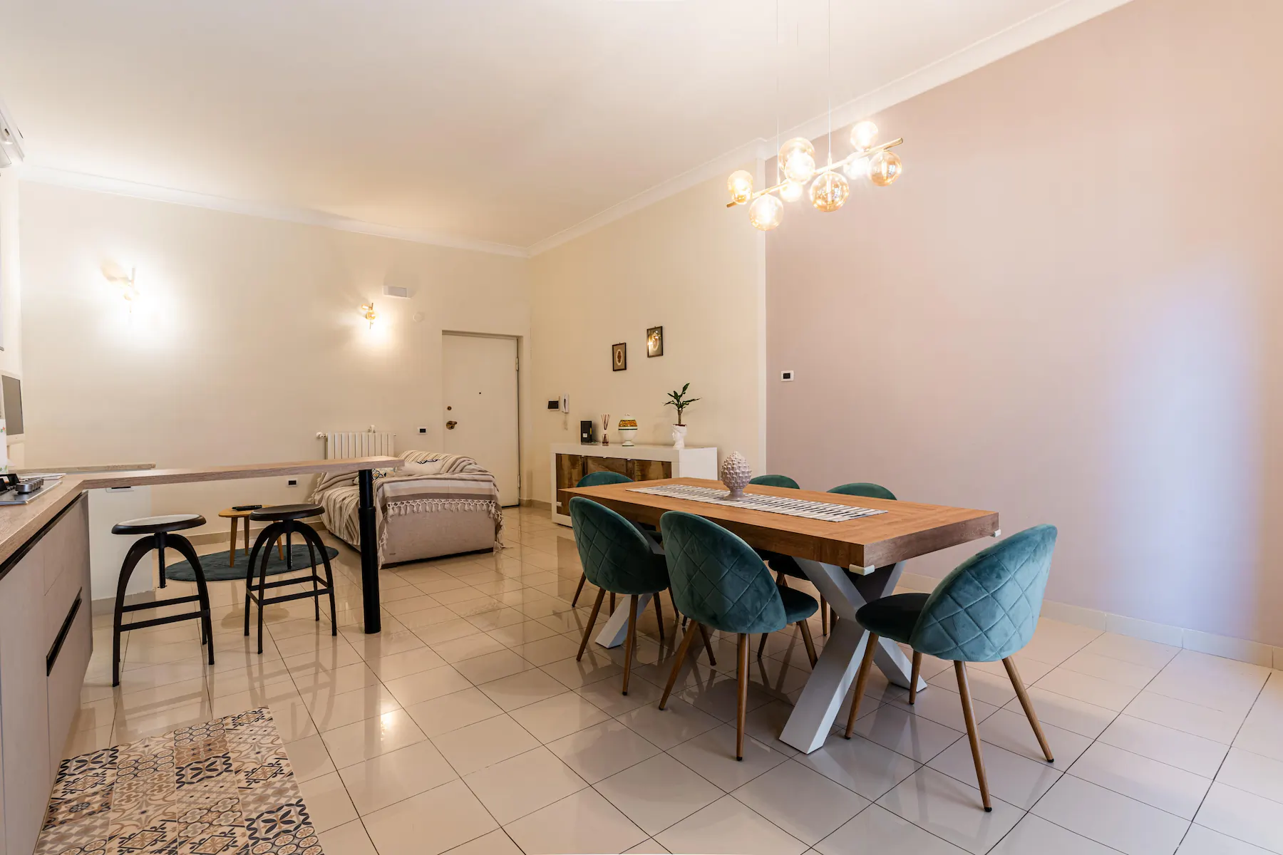 Zona living con divano letto doppio e zona pranzo